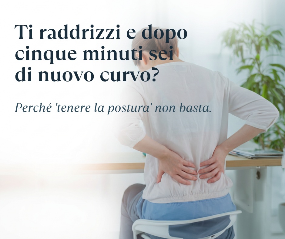 Ti raddrizzi e dopo cinque minuti sei di nuovo curvo: perché 'tenere la postura' non basta