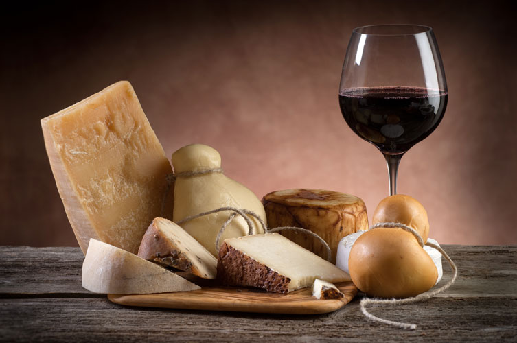 Salumi, formaggi e vino rosso 