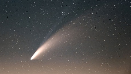 Cometa rossa passa vicino alla terra
